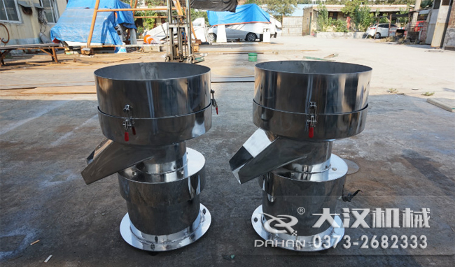 不銹鋼涂料振動篩是一種比較受用戶歡迎的產(chǎn)品之一，主要優(yōu)勢耐酸堿，不生銹，使用壽命長。